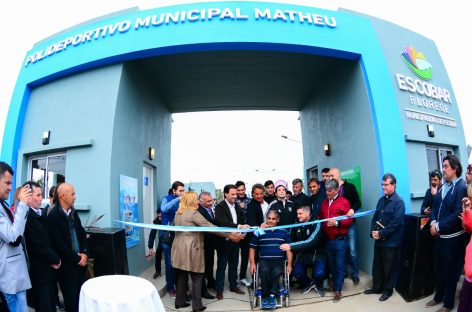 Ariel Sujarchuk inauguró un polideportivo en Matheu junto a grandes figuras del deporte