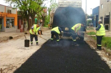 En Matheu, la municipalidad continúa con los trabajos de bacheo y limpieza integral de calles y espacios públicos