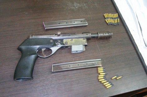 Operativos policiales en Maquinista Savio y Matheu: detienen a tres personas con una ametralladora calibre 22 y frustran el posible abuso de una niña de dos años