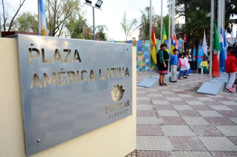 El intendente inauguró la remodelada Plaza América Latina en Belén; declararon “Ciudadano Ilustre” a Héctor Álvarez Serantes