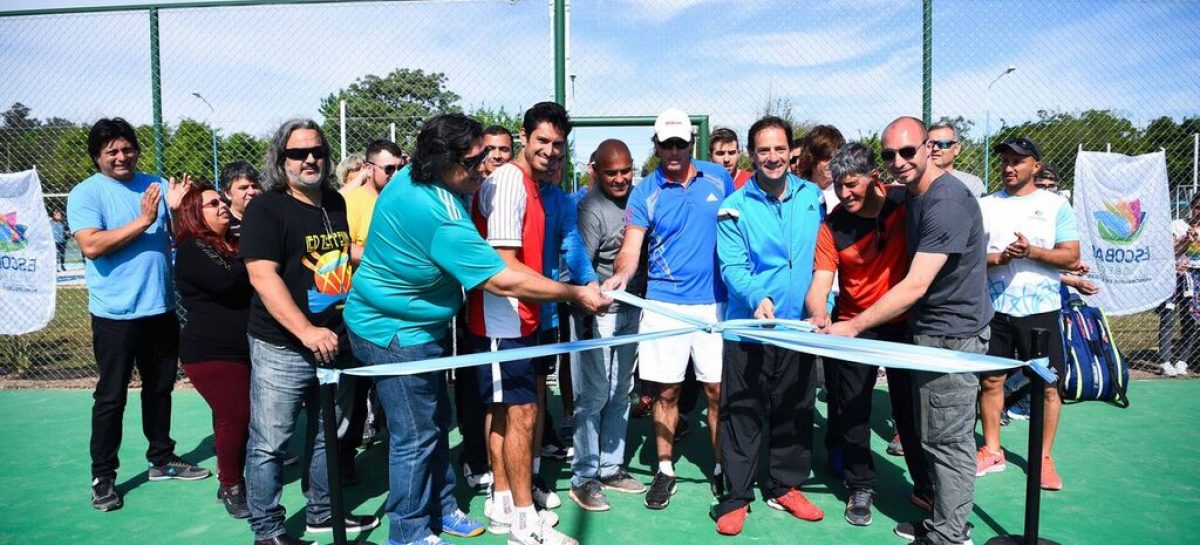 Ariel Sujarchuk inauguró las nuevas canchas de tenis en el polideportivo de Matheu