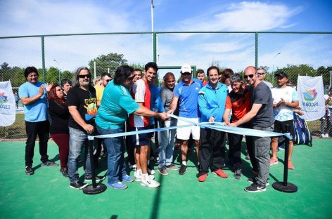 Ariel Sujarchuk inauguró las nuevas canchas de tenis en el polideportivo de Matheu