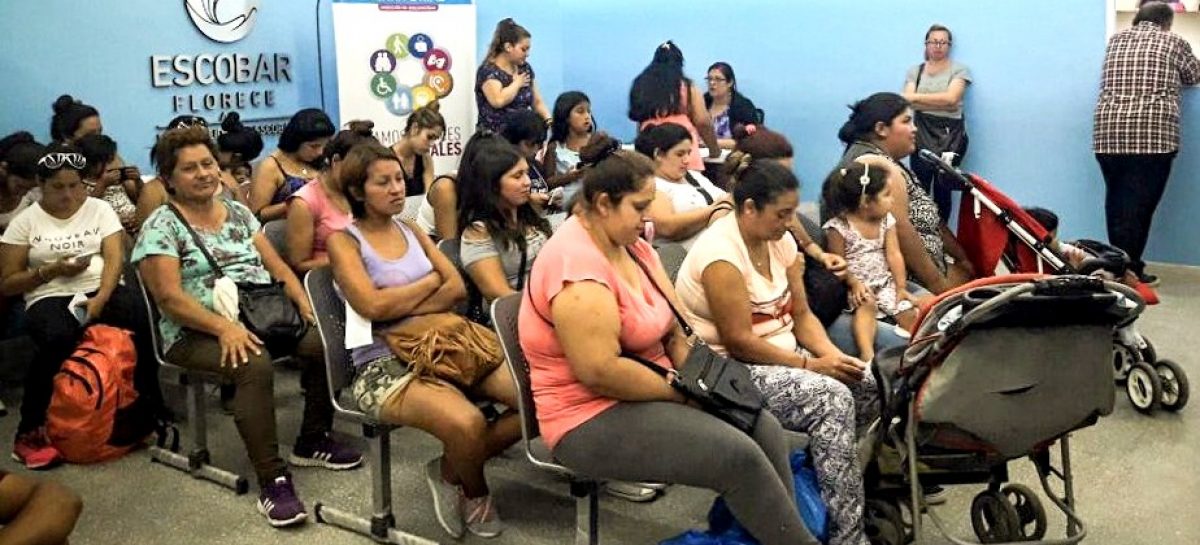 Más de 300 familias del partido de Escobar recibieron la tarjeta del Plan Más Vida