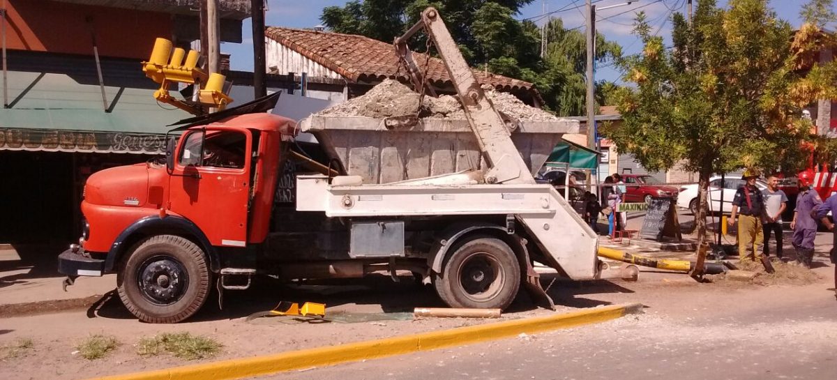 Camión sin frenos destruyó semáforo en Matheu; pudo ser tragedia