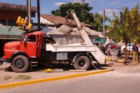 Camión sin frenos destruyó semáforo en Matheu; pudo ser tragedia