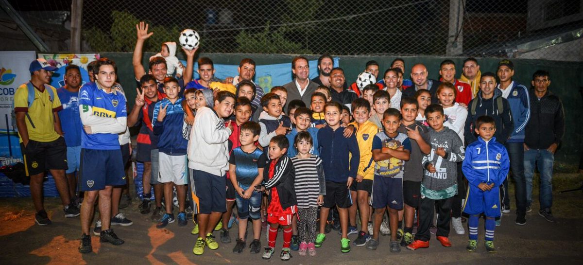 Ariel Sujarchuk recorrió el nuevo playón deportivo de Matheu y entregó equipamiento de entrenamiento a los clubes 2 de Abril y La Rivera