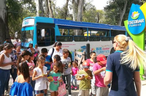 Adultos mayores y niños disfrutan de paseos a bordo del bus turístico de Escobar