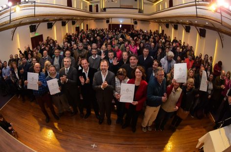 El intendente Ariel Sujarchuk y el secretario de gobierno bonaerense Fabián Perechodnik entregaron 70 escrituras a familias del partido de Escobar