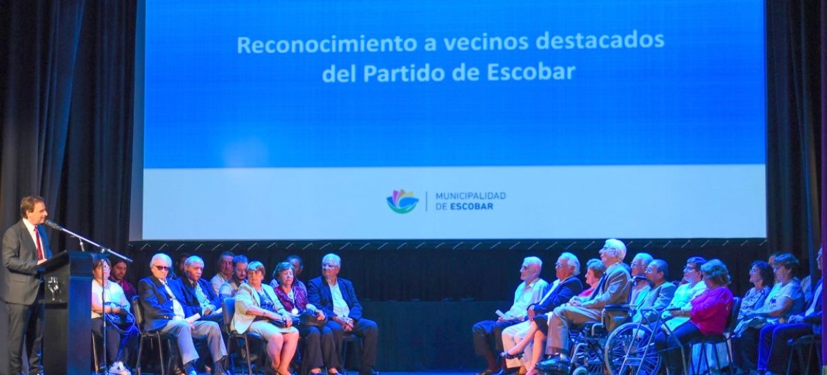 En el Teatro Seminari, la Municipalidad de Escobar reconoció a 34 vecinos destacados de distrito