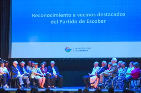 En el Teatro Seminari, la Municipalidad de Escobar reconoció a 34 vecinos destacados de distrito