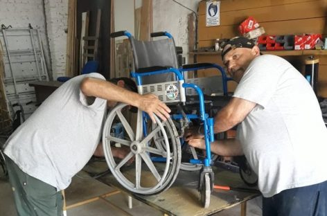 El Taller Municipal de Oficios reparó ocho sillas de ruedas y siete camillas de diferentes centros de salud del distrito