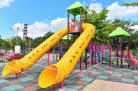 El intendente recorrió la ampliación del sector de juegos infantiles de la plaza La Madre y El Niño, en Maquinista Savio