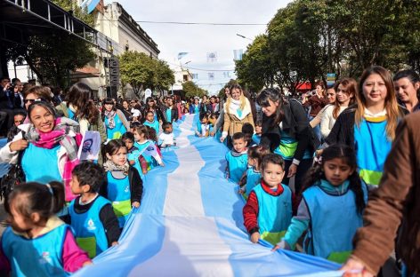 Una multitud disfrutó del desfile patrio, gastronomía, actividades recreativas y el show de Palito Ortega organizados por la Municipalidad de Escobar para celebrar el 25 de Mayo