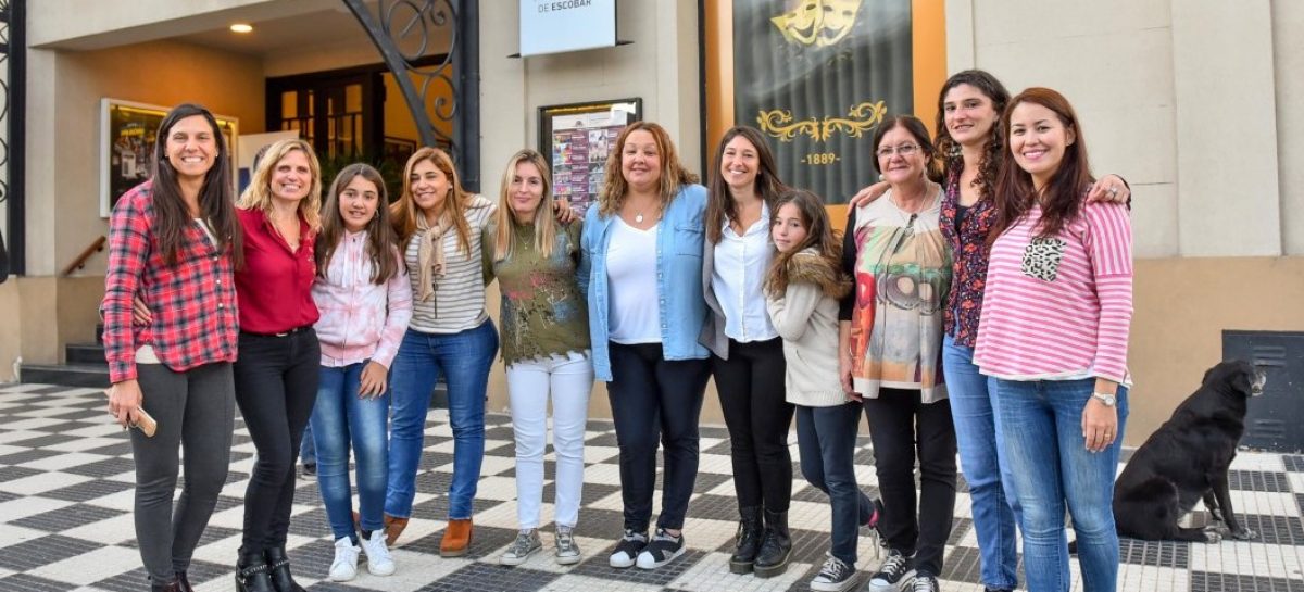 Laura Russo compartió con los niños y niñas del Hogar municipal “La Casita de Mario” una jornada de cine y festejos de cumpleaños en el Teatro Seminari
