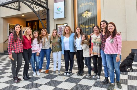 Laura Russo compartió con los niños y niñas del Hogar municipal “La Casita de Mario” una jornada de cine y festejos de cumpleaños en el Teatro Seminari