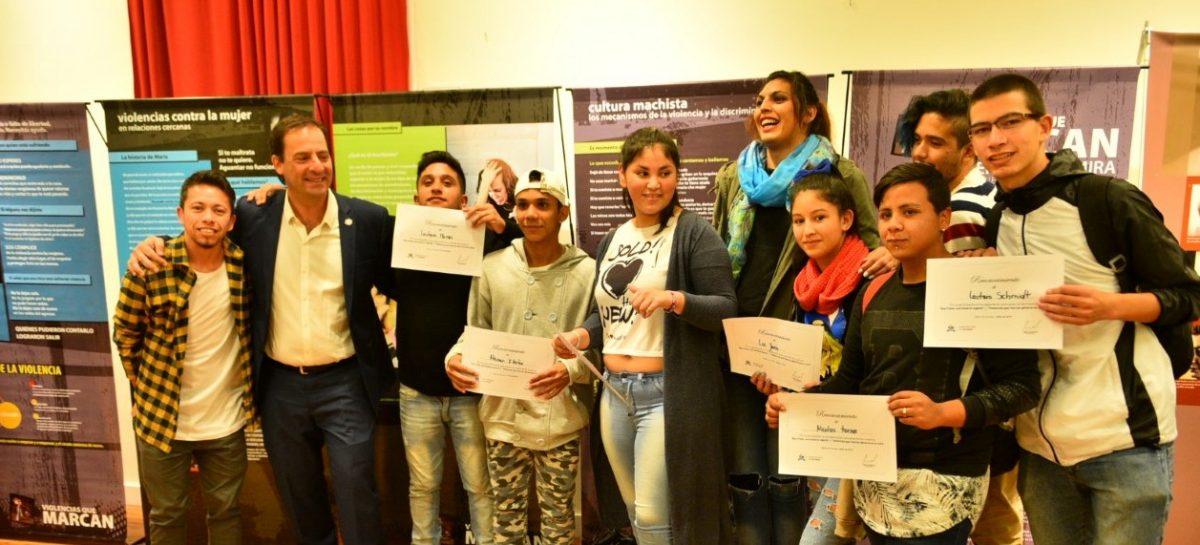 En el Teatro Seminari se inauguraron dos muestras sobre Derechos Humanos y se entregó el premio a la ganadora del 2º Concurso Literario sobre Ana Frank