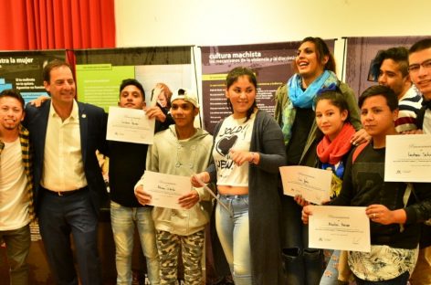 En el Teatro Seminari se inauguraron dos muestras sobre Derechos Humanos y se entregó el premio a la ganadora del 2º Concurso Literario sobre Ana Frank