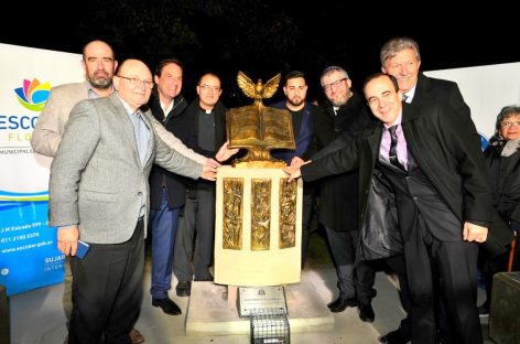 Se inauguró en la plaza San Martín el primer monumento a la Biblia del partido de Escobar