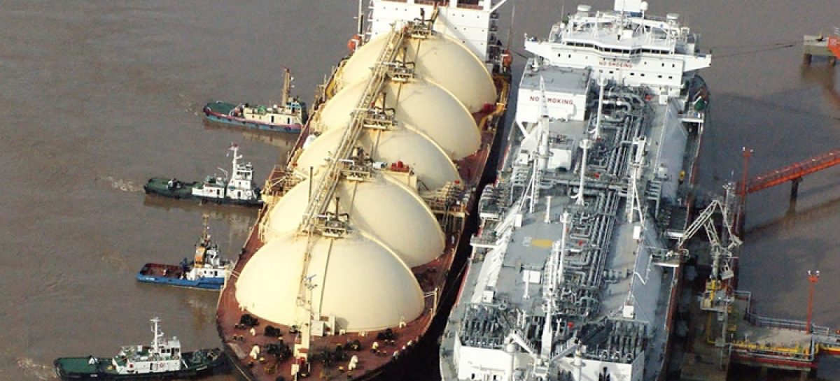 Buques regasificadores: a partir de febrero seguirán operando en los puertos de Escobar y Bahía Blanca para transformar el gas en líquido