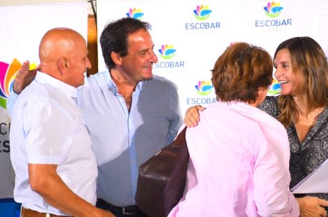 Ariel Sujarchuk y Fernanda Raverta entregaron escrituras a más de 80 familias del partido de Escobar