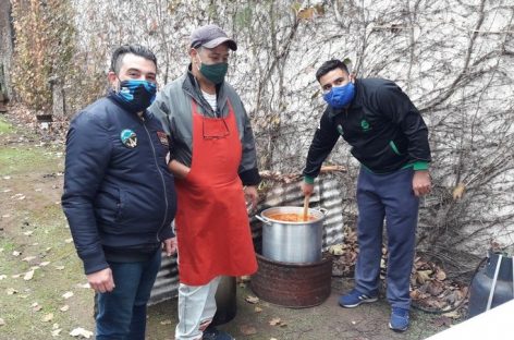 comerciante solidario prepara cada sábado una olla popular en Matheu