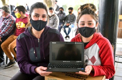Aprender Conectados: se realizó la primera entrega de netbooks que beneficiará a 1.500 estudiantes del distrito