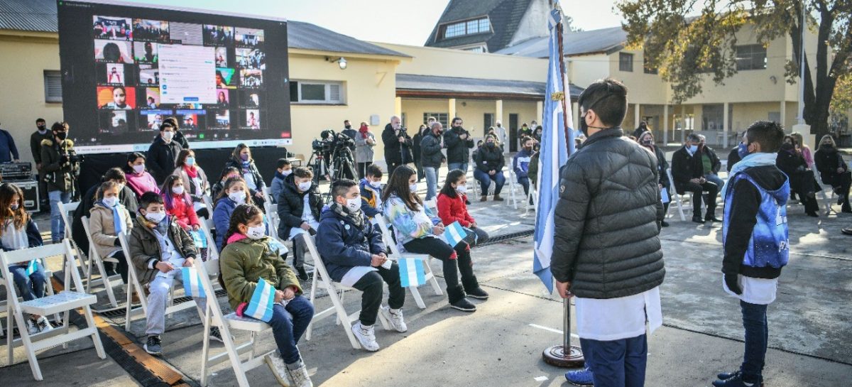 Emotivo acto de promesa a la bandera junto a alumnos y alumnas de 4° grado en la Escuela 5 de Garín