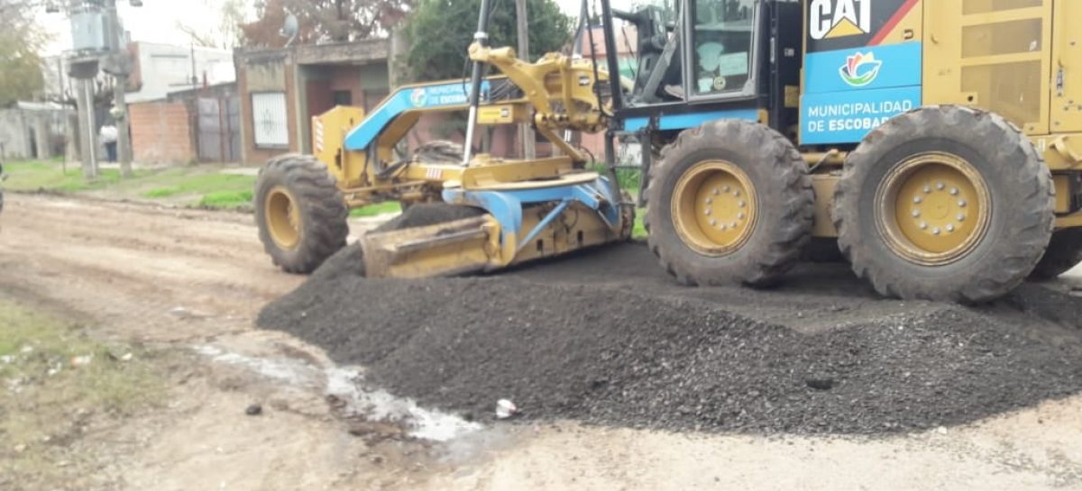 Se intensifican las obras de mejora de calles y mantenimiento del espacio público en todo el distrito