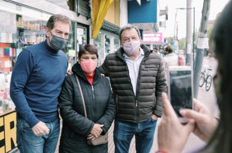 Diego Santilli volvió a Escobar y recorrió la calle Rivadavia junto a Roberto Costa
