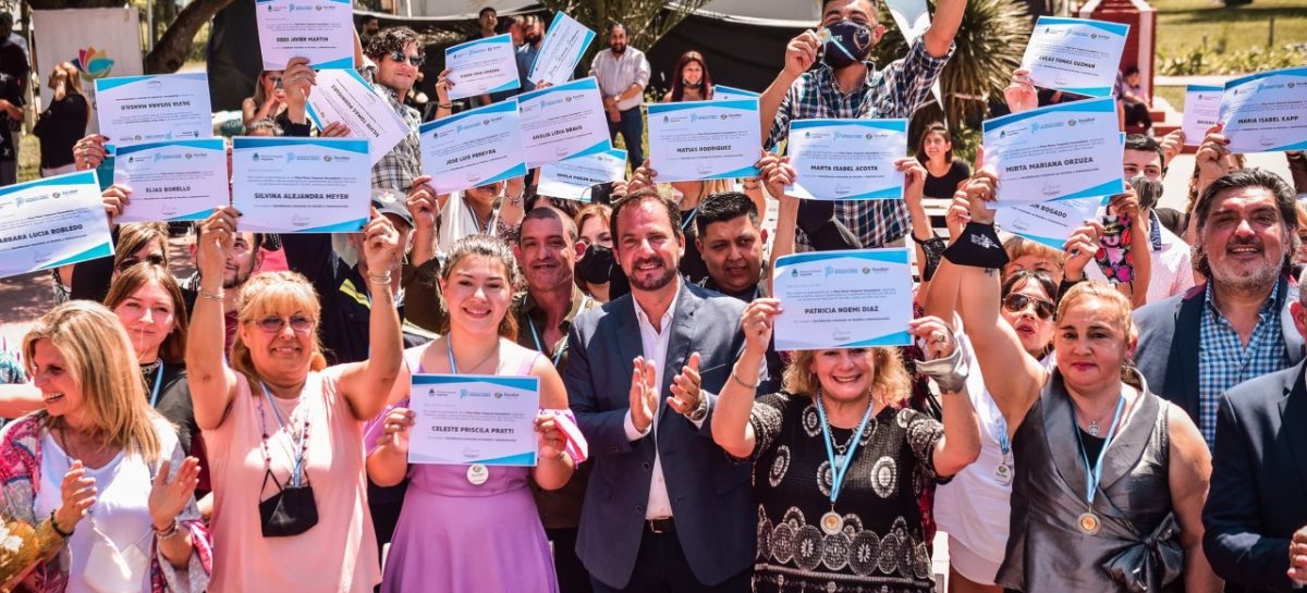 Emotivo acto de egresados de los trabajadores y trabajadoras municipales que finalizaron sus estudios a través del Plan FinEs