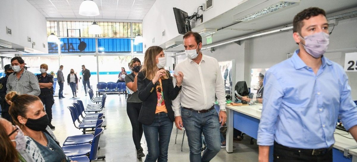 Fernanda Raverta estuvo en un operativo de salud en Garín y recorrió la oficina de ANSES en Escobar