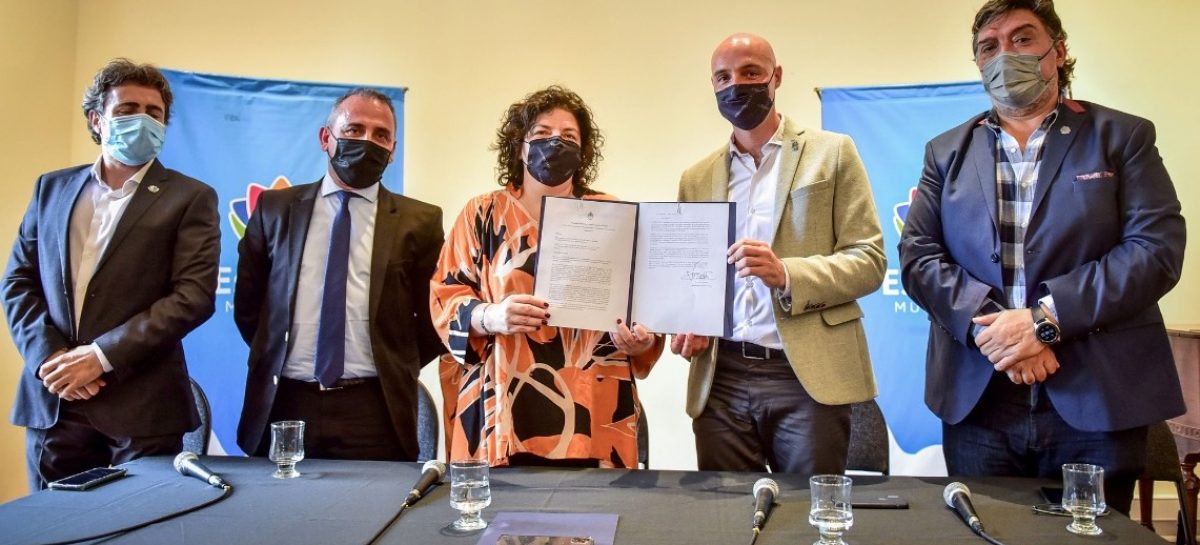 Carla Vizzotti le entregó a la Municipalidad de Escobar la resolución oficial para producir aceite de cannabis con fines medicinales