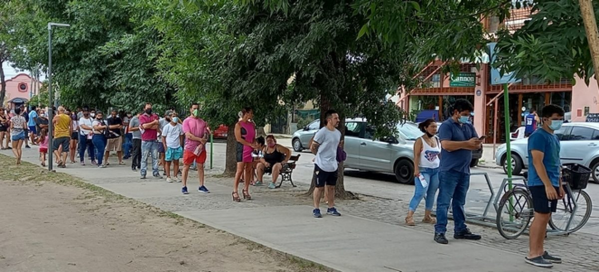 Matheu te vacuna: una cuadra de cola y setecientos vacunados diarios