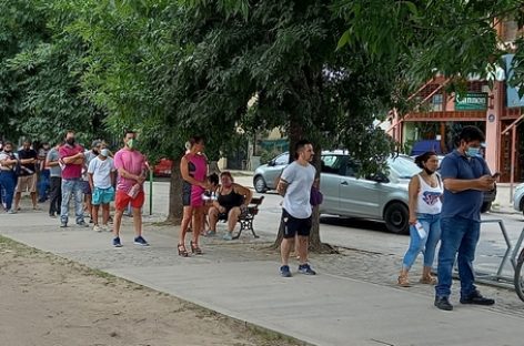 Matheu te vacuna: una cuadra de cola y setecientos vacunados diarios