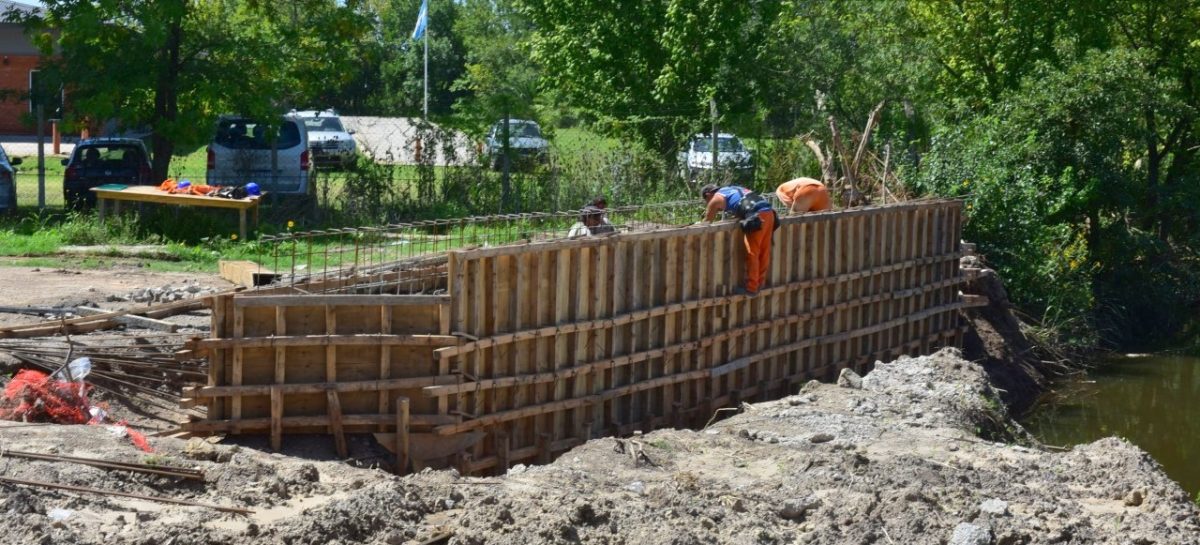 Intensifican la construcción del puente vial sobre el arroyo Garín y la pavimentación de la calle Independencia en Maschwitz