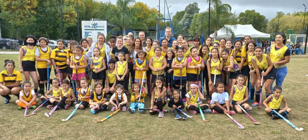 Castagnaro coordinó en Loma Verde una clínica de hockey brindada por Agos Alonso, integrante de las “Leonas”