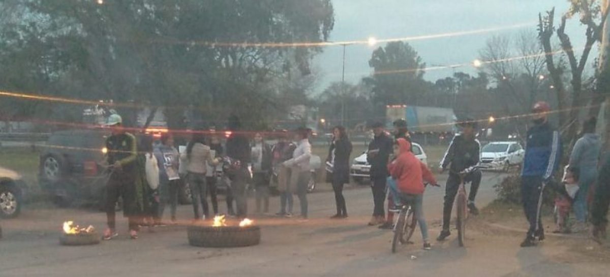 Vecinos cortan colectora pidiendo justicia por la muerte de una nena en Loma Verde