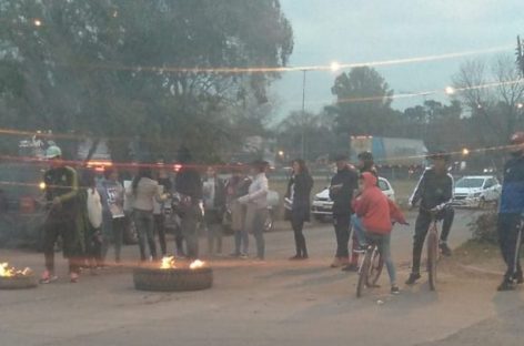 Vecinos cortan colectora pidiendo justicia por la muerte de una nena en Loma Verde