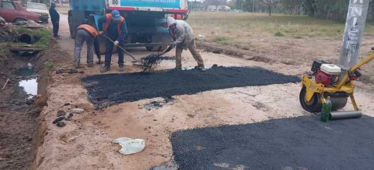 Continúan los trabajos de bacheo, zanjeos y limpieza en distintas localidades del distrito