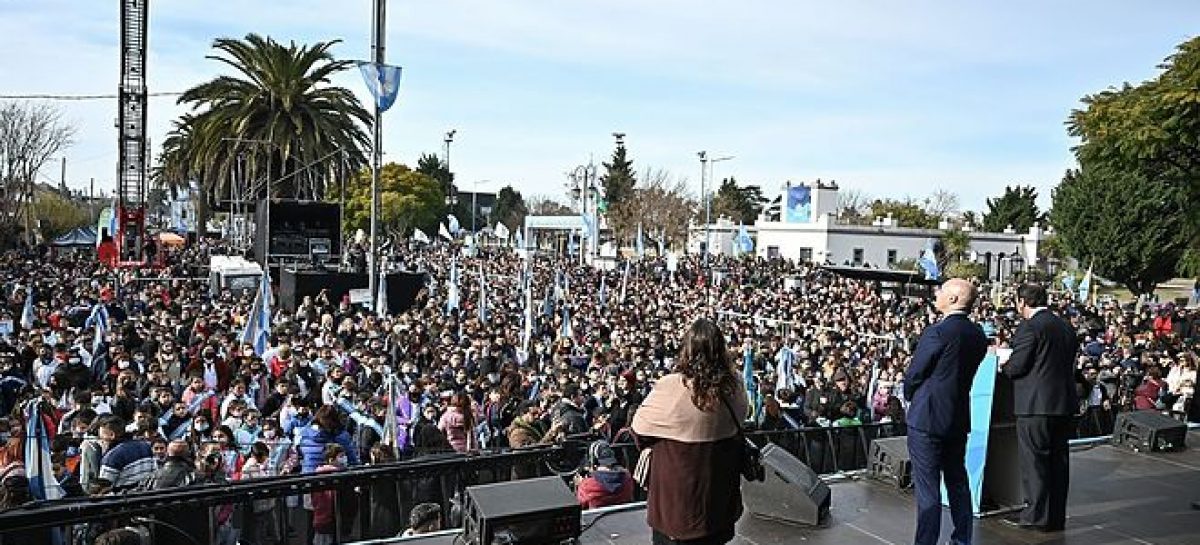 La vuelta de los desfiles y la actuación de Jorge Rojas dieron marco a los festejos por el aniversario de Garín y el Día de la Bandera