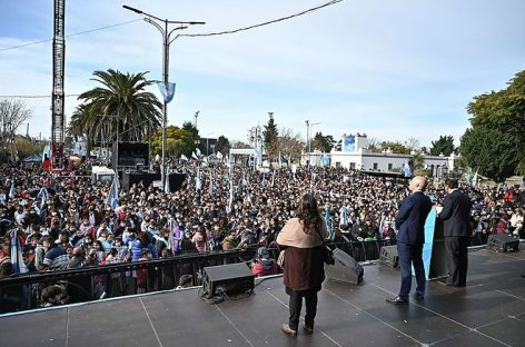 La vuelta de los desfiles y la actuación de Jorge Rojas dieron marco a los festejos por el aniversario de Garín y el Día de la Bandera