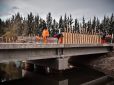 Están finalizando las obras en el nuevo puente sobre el arroyo Garín y la pavimentación de la calle Independencia