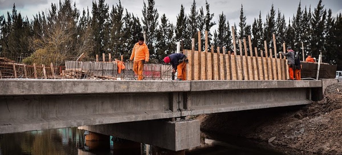 Están finalizando las obras en el nuevo puente sobre el arroyo Garín y la pavimentación de la calle Independencia