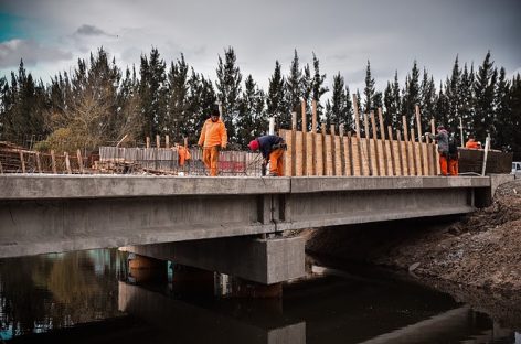 Están finalizando las obras en el nuevo puente sobre el arroyo Garín y la pavimentación de la calle Independencia
