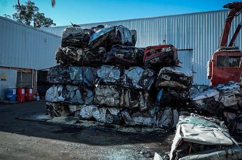 La Municipalidad comenzó la compactación de 707 vehículos abandonados para mitigar el impacto ambiental de la chatarra