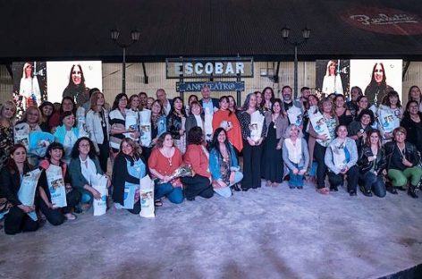 Emotivo reconocimiento a la trayectoria de más de 50 docentes del distrito