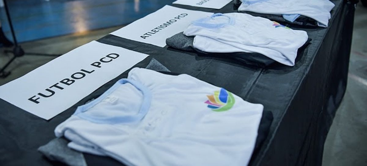 Más de 300 escobarenses que participarán en la instancia final de los Juegos Bonaerenses 2022 recibieron indumentaria deportiva