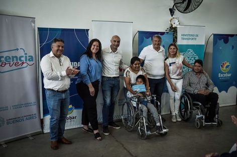 Comenzó la entrega de pases multimodales para que vecinos con discapacidad viajen gratis en el transporte público