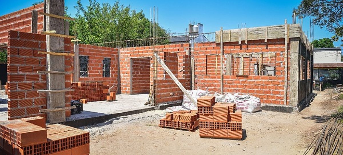 Avanza la pavimentación de la calle Centenario en Garín y con la construcción de un nuevo Centro Comunitario en Belén de Escobar