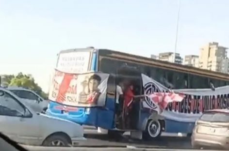 Adelanto: un hincha de River de la filial “Movimiento Maschwitz” murió tras caer de un micro cuando iba al Monumental